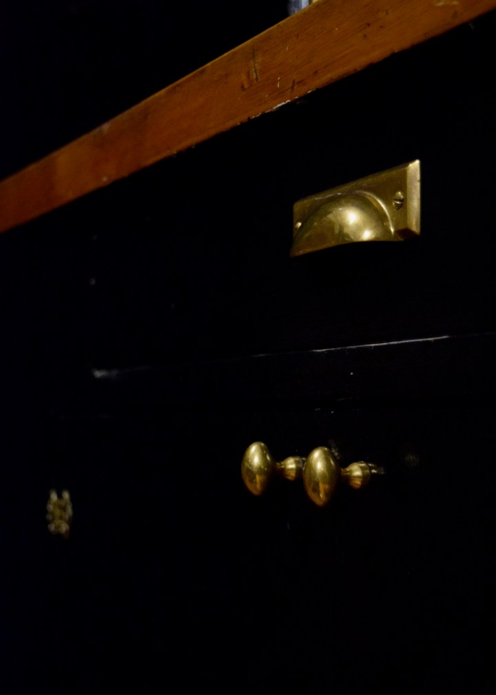 One Room Challenge – Week 3 Painting 1940s Kitchen&nbsp;Cabinets